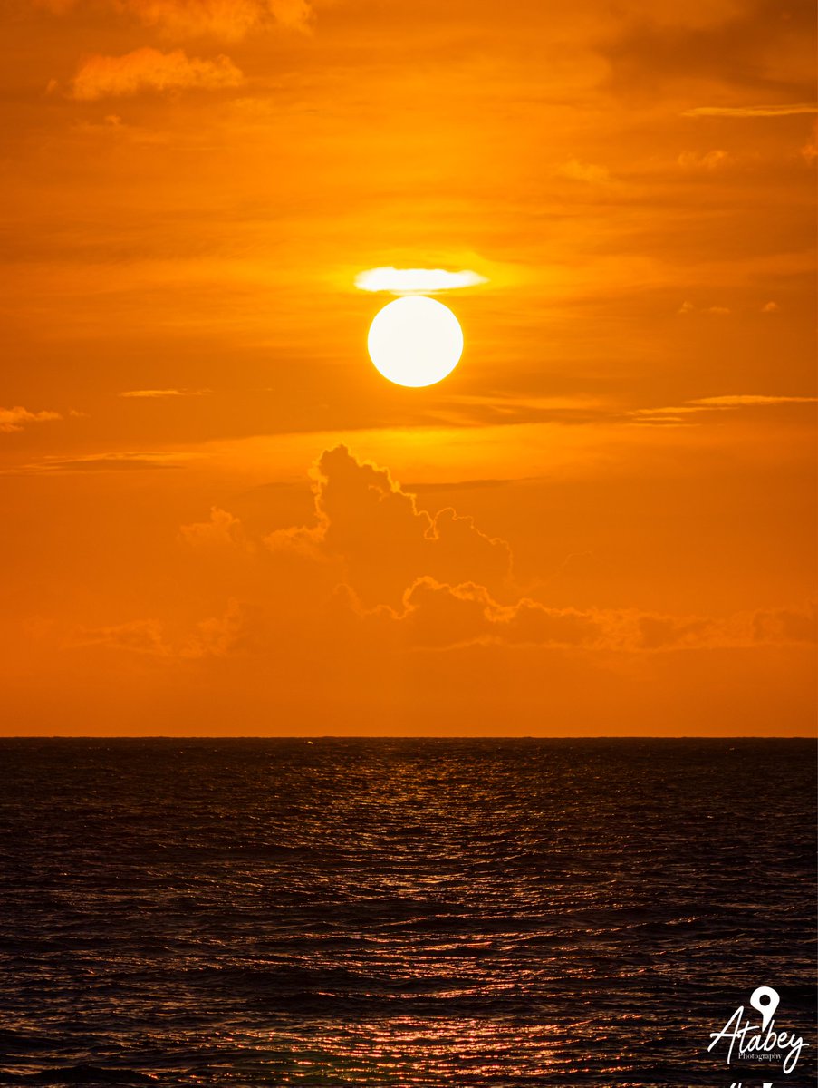 Otro majestuoso atardecer. 🧡

📍 Playa Domes
🇵🇷 Rincón, P.R. 🇵🇷

Dale "❤️" y comparte 🔃 con tus amistades y familiares. | Sígueme en Facebook, Instagram, Threads y X como @atabeyphotog. | ♻️ Cuida el medioambiente y llévate tu basura. 🚯