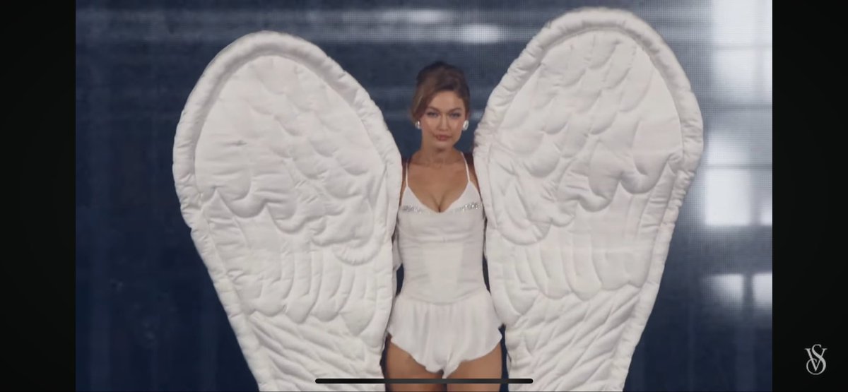 vicleituras's tweet photo. MOTHER IS MOTHERING  #VSFashionShow https://t.co/nAnqgILMxc