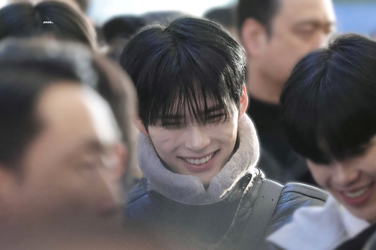 SHBFEEDZ's tweet image. sung hanbin in the crowd