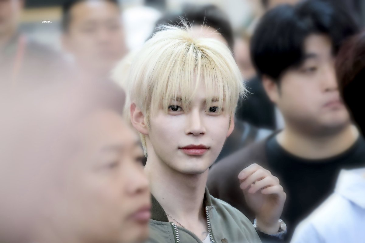 SHBFEEDZ's tweet image. sung hanbin in the crowd