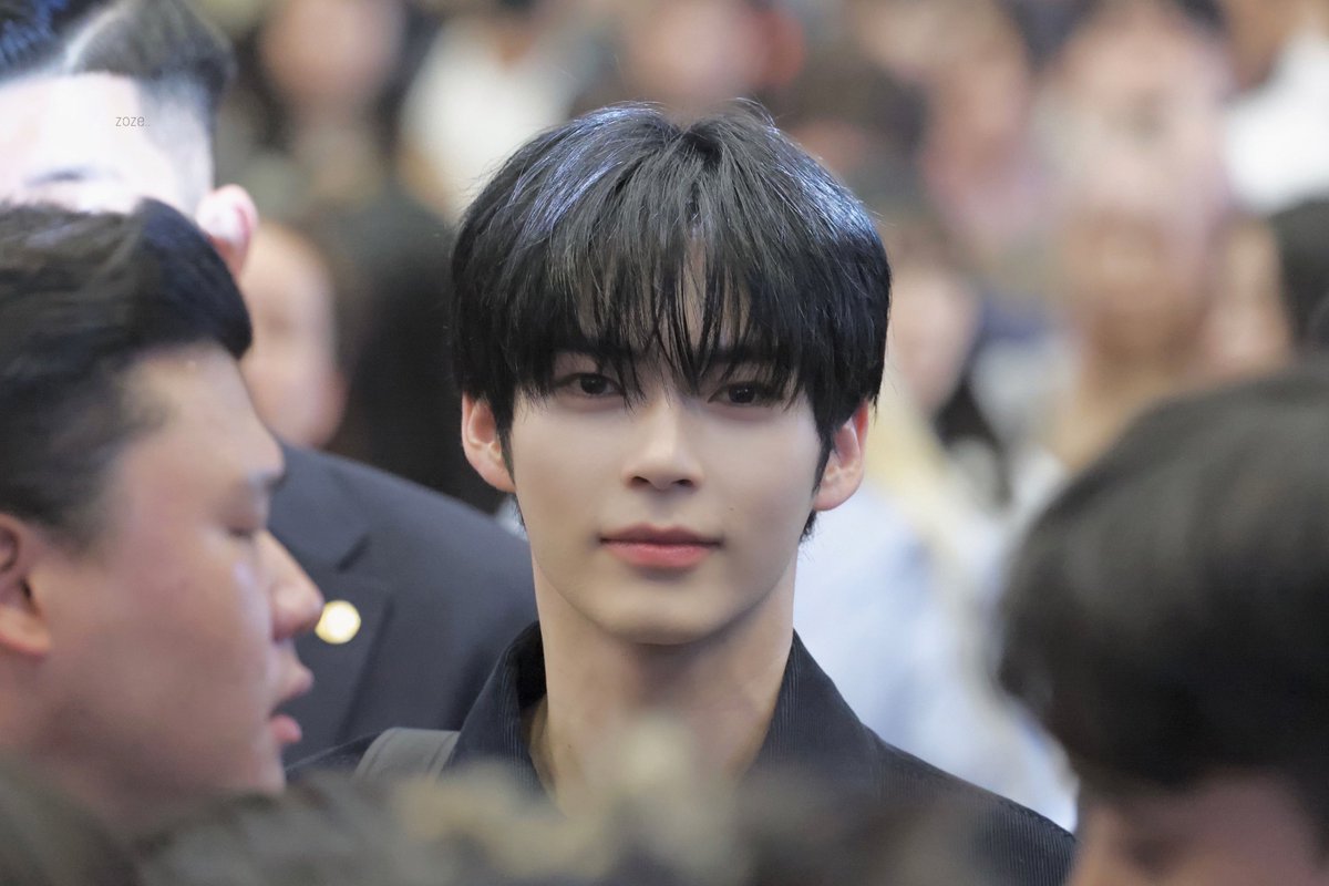 SHBFEEDZ's tweet image. sung hanbin in the crowd