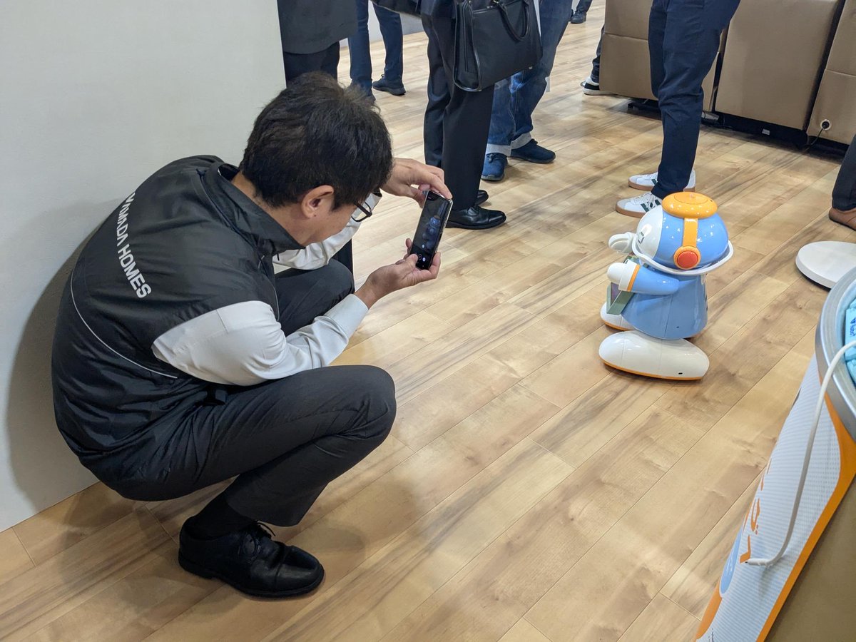 LivingRobot2018's tweet image. /／
イベント 3日目！
\＼

#CEATEC2025  3日目です！
体験型展示の一部として、#メカトロウィーゴ と #メカトロメイトQ を提供しています！

#メカトロメイトＱ ちゃん、ノリノリです💃🕺 
みなさんの癒しになれば、、、🤖！
相変わらずのツルッとボディ✨
(チラッと #メカトロウィーゴ 😂❣️)…