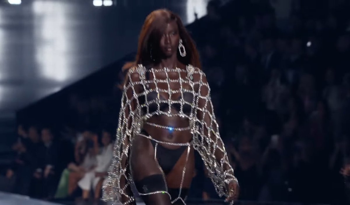 Anok yai the woman that you are!
#VSFashionShow