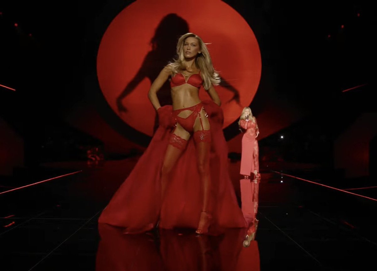 Bella Hadid, morena ou loira, fica tão linda no vermelho 

2024                                   2025