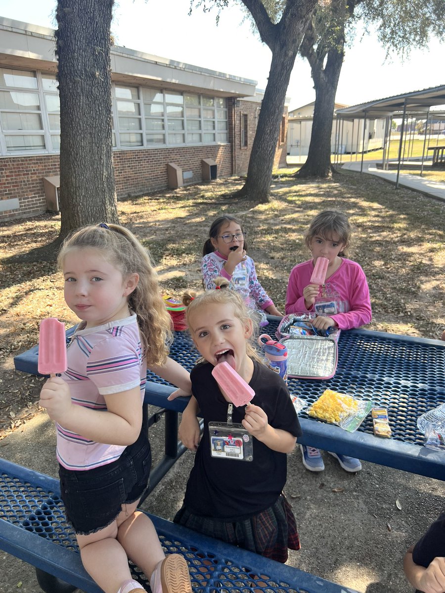 Closing off Hispanic Heritage Month with my favorite, Paletero Man! It was a beautiful day to have our snack outside and enjoy some yummy paletas ☀️ #HispanicHeritageMonth #duallanguage
<a href="/FisherTigers/">Fisher Elementary</a>