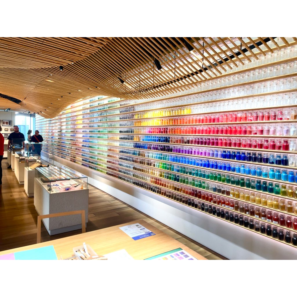 MakotoOji's tweet image. 先日東京天王洲アイルにある画材屋さん「PIGMENT（ピグメント）」を覗いてきました。
私にとっては本当に楽園のようなお店です。
壁一面に並べられた顔料の瓶、圧巻でした。
個人的にはイタリアのトゥルージェッソと呼ばれる下地が気になりました。
機会を見つけてまた行ってみたいですね。
#PIGMENT