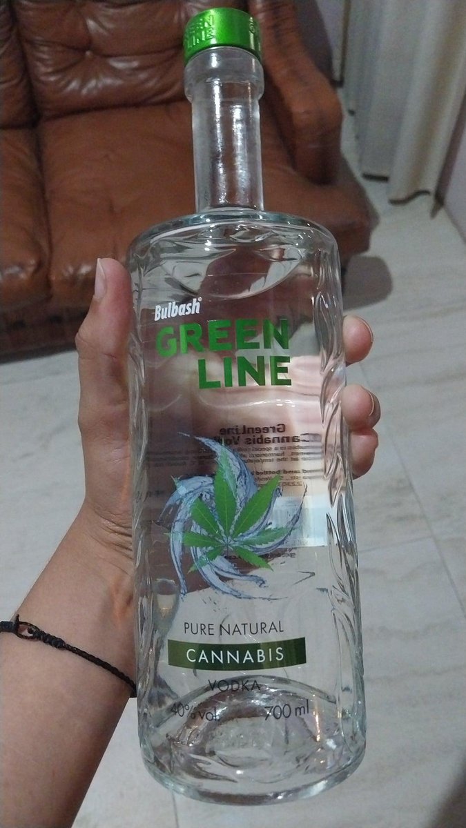 Odeiootorta's tweet photo. Amigos comprei vodka de cannabis (FOI SO VINTE REAIS https://t.co/tcCgWBnnbt