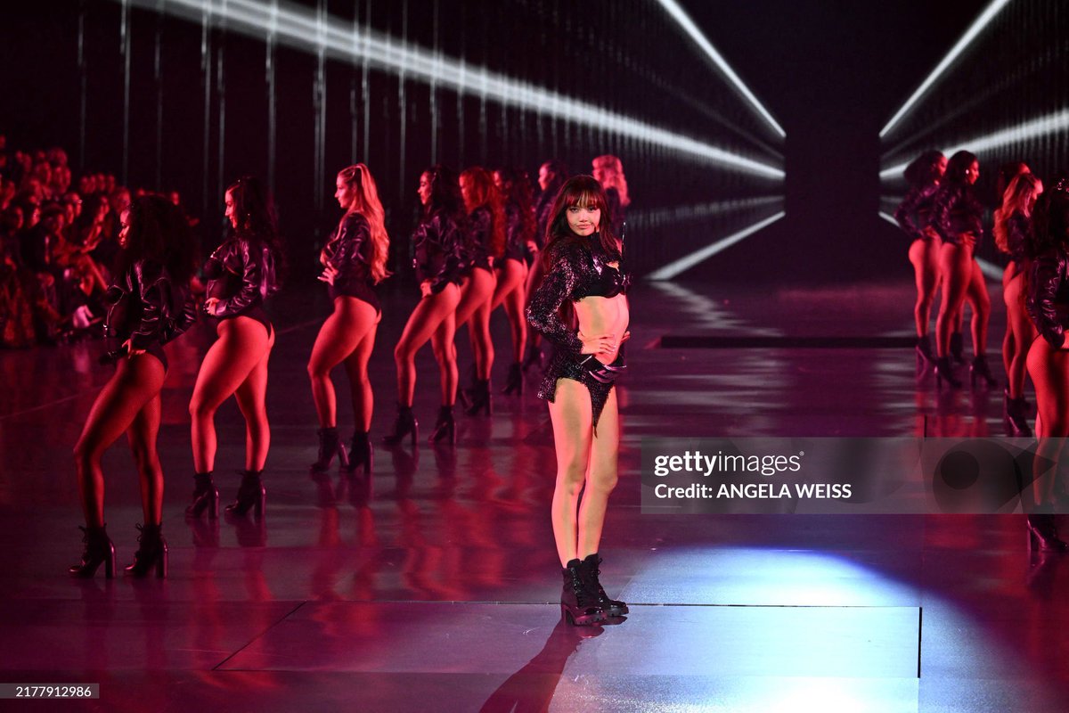 lisa’s opening VSFS was peak iconism ❤️‍🔥