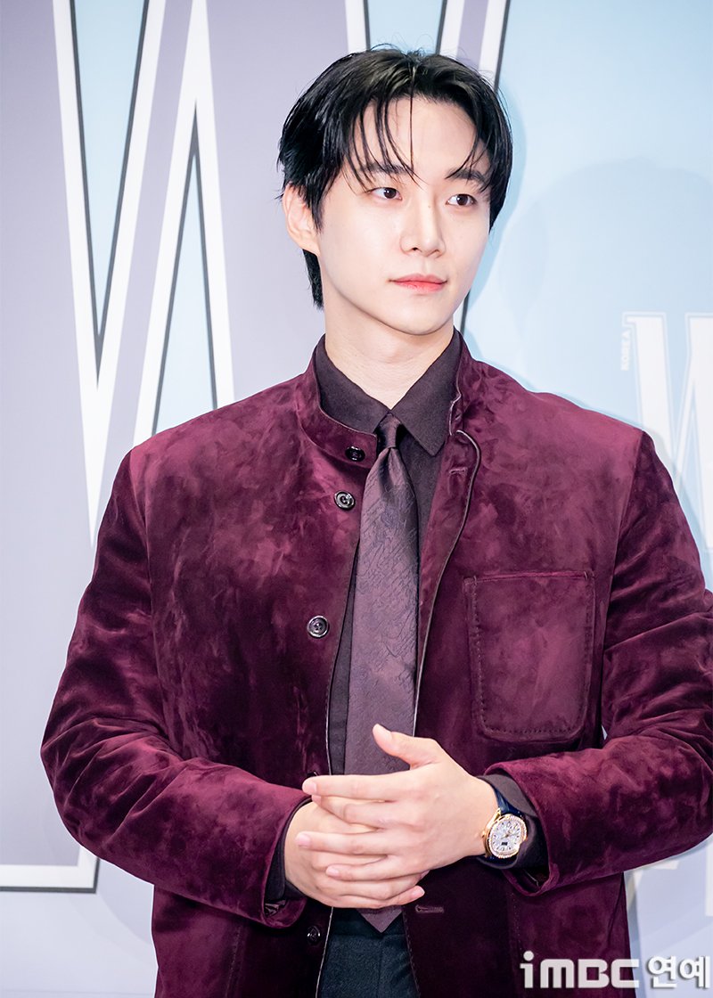 [포토] 이준호, 가을컬러도 찰떡 
#이준호 #LEEJUNHO #イ·ジュノ #WKorea
#유방암인식향상캠페인 #포토콜_251015 [iMBC연예]

배우 이준호가 15일 오후 서울 광화문 포시즌스호텔에서 열린 제20회 유방암 인식 향상 캠페인 자선 행사에 참석해 포즈를 취하고 있다.

⬇️고화질 Click Plz⬇️