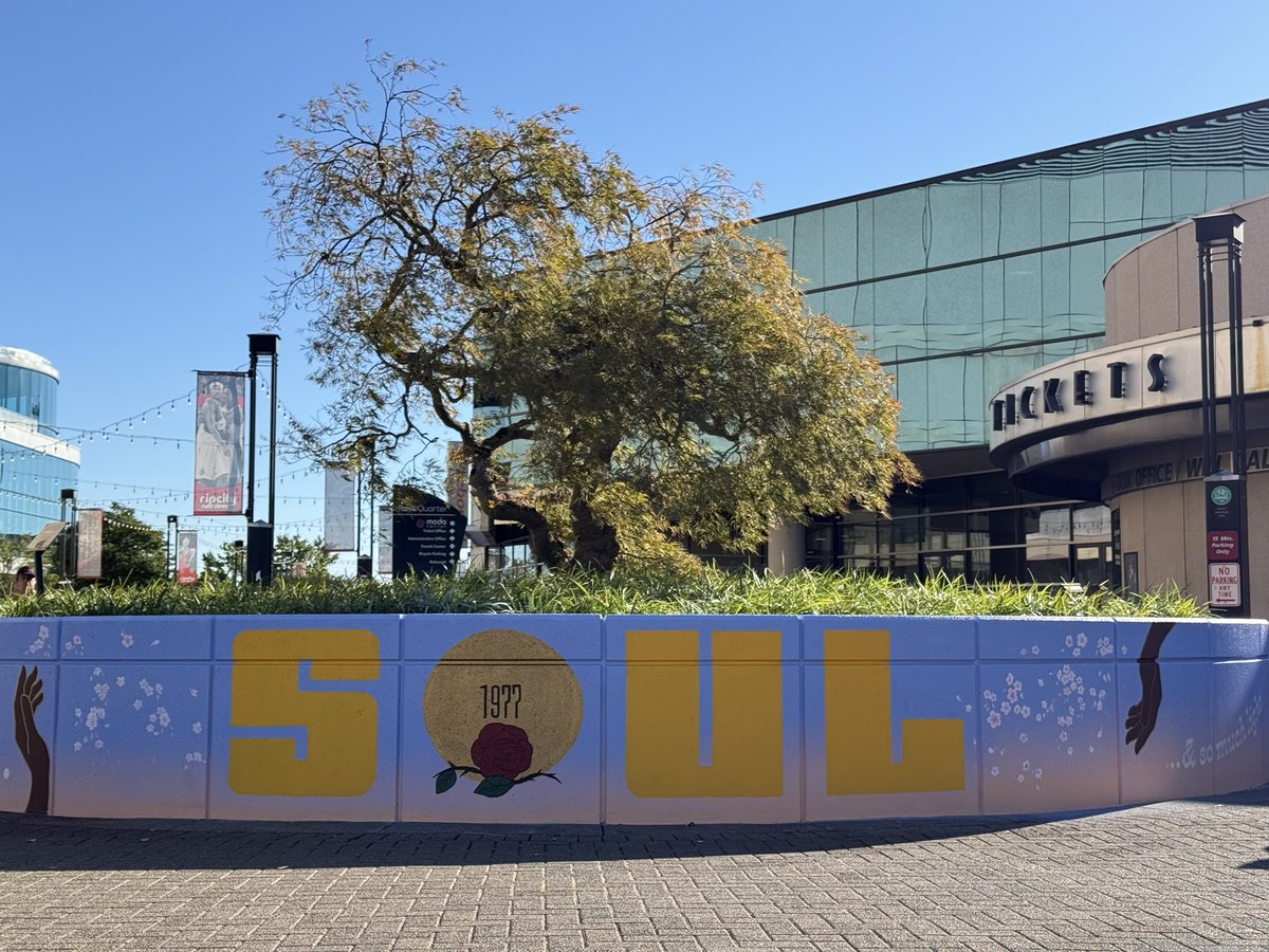 ModaCenter's tweet image. Something new is blooming at The Rose Quarter. 🖼️🌹
Thanks to all the local artists for turning our campus into a canvas 🎨 You gotta see these in person — come through soon.