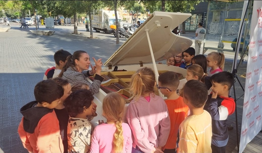 Em toca! La classe de 1r escolta amb atenció la música del piano de ben a prop...i el toquen. Quants martells!! Com sonen! Que no pari la música!
#mariacanals
#musicasocial #lamusicaensfacreixer #culturamusical