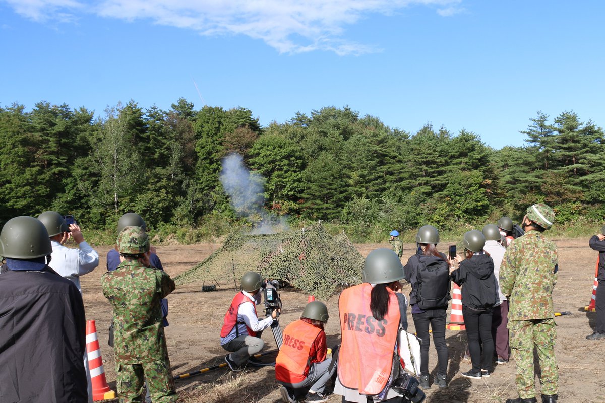 #岩手駐屯地 #自衛隊 #実弾射撃
　１０月９日（木）岩手山演習場において、オピニオンリーダー、防衛モニター、駐屯地モニターと同伴者を招き、各職種の火力を総合した総合戦闘射撃訓練の見学を行いました。見学では迫力満点な実弾射撃の弾着の観測などを身近に体感して頂きました。