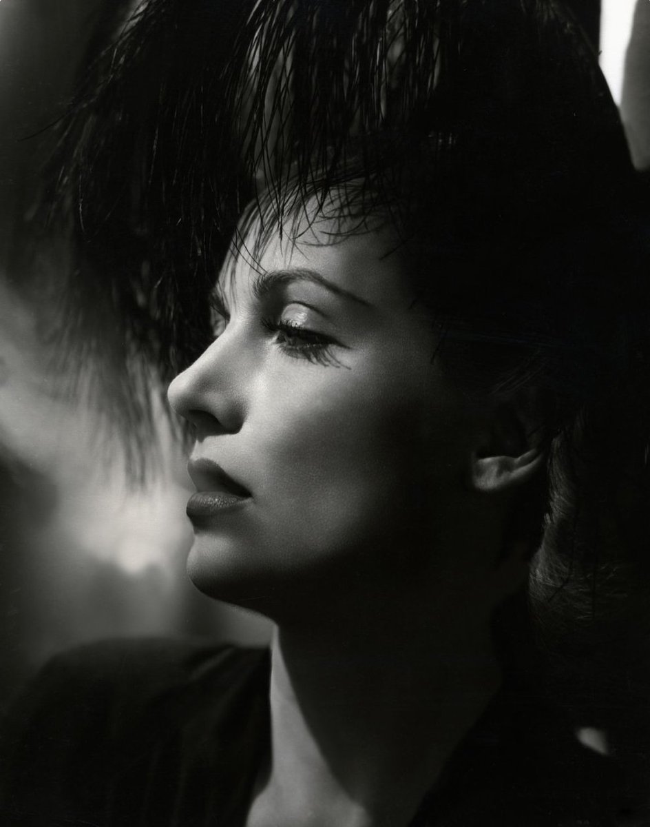 Carole Lombard photographed by Robert Coburn. This photo session was taken shortly before she died and was intended as publicity for her next planned film, They All Kissed The Bride (1942). ⬇️