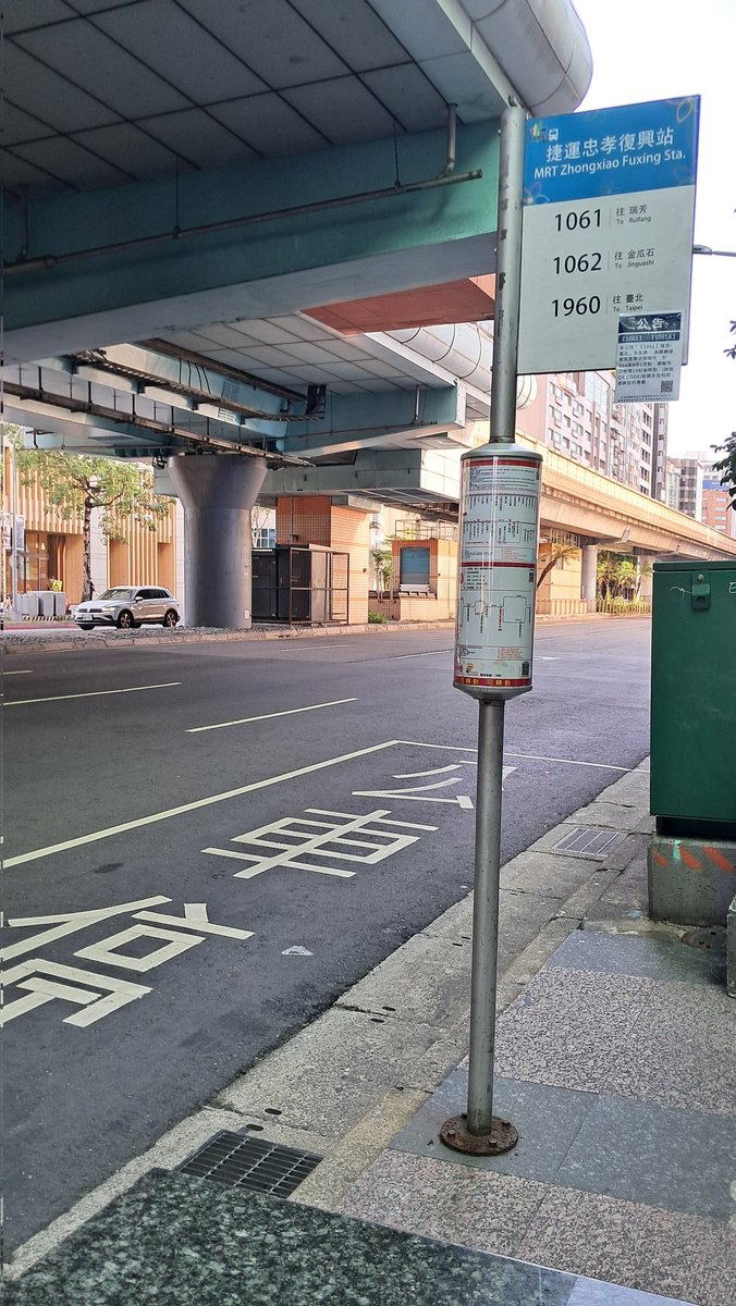 타이베이. 새벽에 도착해서 지금 8시까지 대중교통을 타고 다녔는데 주변이 적막하게 느껴질 만큼 조용하다. 이렇게 말없는 출근길 만원 지하철은 처음. 이것저것 사느라 대화도 해봤는데 말투가 한결같이 자분자분했다. 결론=>아시아에서 시끄러운 인간들은 중국인과 한국인뿐이란 말인가??