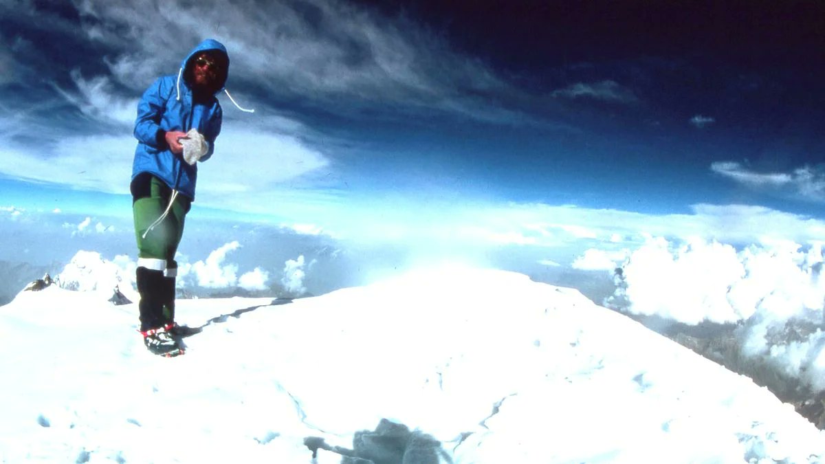 mariobianchi18's tweet photo. Il #16ottobre 1986 #ReinholdMessner, scalatore altoatesino, raggiunge senza ossigeno con "stile alpino" la vetta del Lhotse (8516 m.) in Nepal e diventa il primo uomo ad aver raggiunto la sommità delle 14 vette che superano gli 8000 m. Aveva iniziato nel 1970 con il Nanga Parbat. https://t.co/EfpX0WBIX0