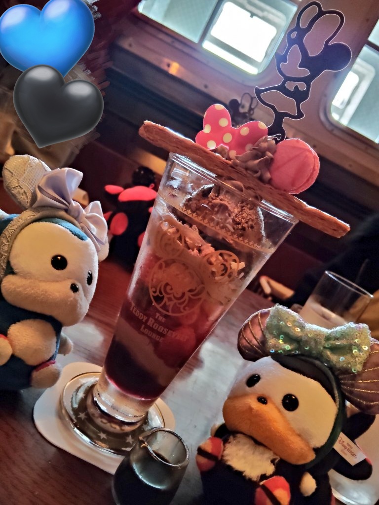 パフェを見上げるこーろちゃんたちのおめめがキラキラで可愛かった