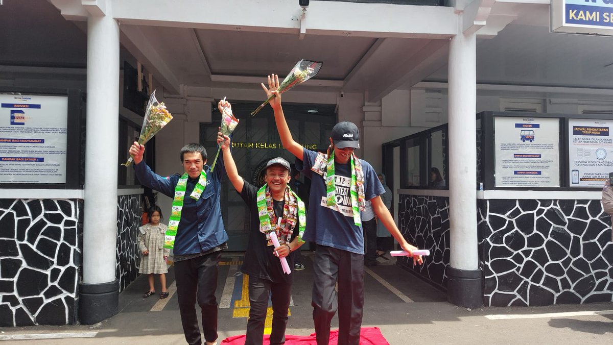 BdgBergerakID's tweet image. Tiga dari lima tahanan aksi MayDay 2025 lalu di Kota Bandung bebas dari tahanan Rutan Kelas I Kebonwaru, Kamis, 16 Oktober 2025. Di luar, kawan-kawan solidaritas sudah berkumpul dan menyambut mereka.

#MayDay