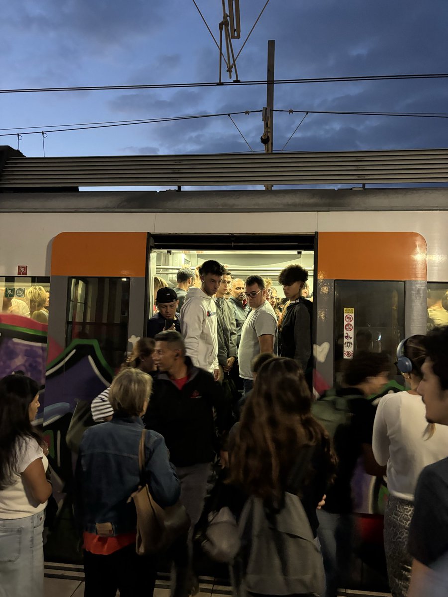 al_farogiro's tweet photo. Ei @rodalies. Sense info a les 7.30h a Montgat. Un tren acaba a la 3 era andana de Montgat. Arriba un convoi i tot ple, gent apilotonada a les andanes... @rod1cat #rodalies #renfe #normalitat https://t.co/dA8SPYSAUO