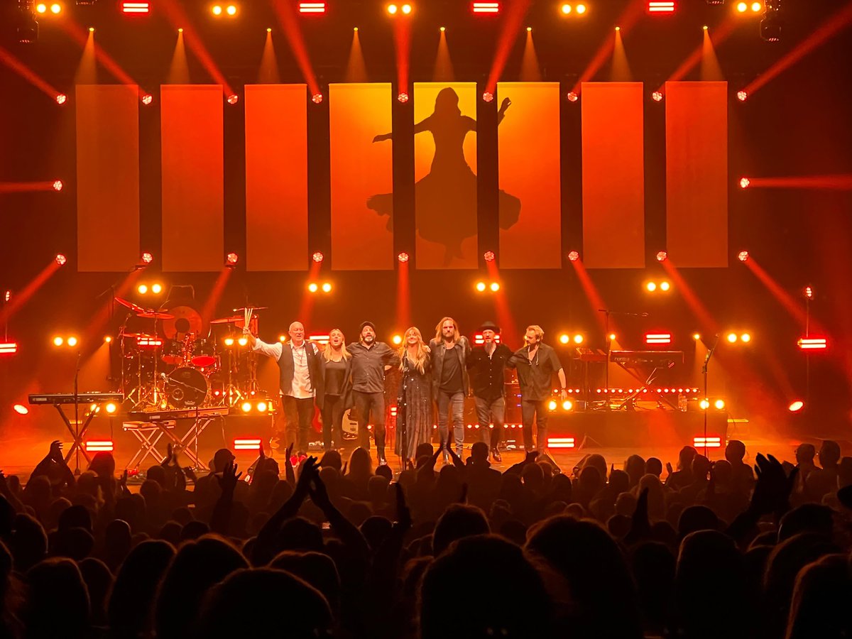 rumoursfm's tweet photo. EDMONTON ❤️❤️.. Thanks for such a great first night together. Can't believe the turnout for us and all your kind comments at the end of night signings. See you next year.. good night and god bless. ❤️🙏 #rumoursoffleetwoodmac #fleetwoodmac #edmonton https://t.co/pga1nekqHG