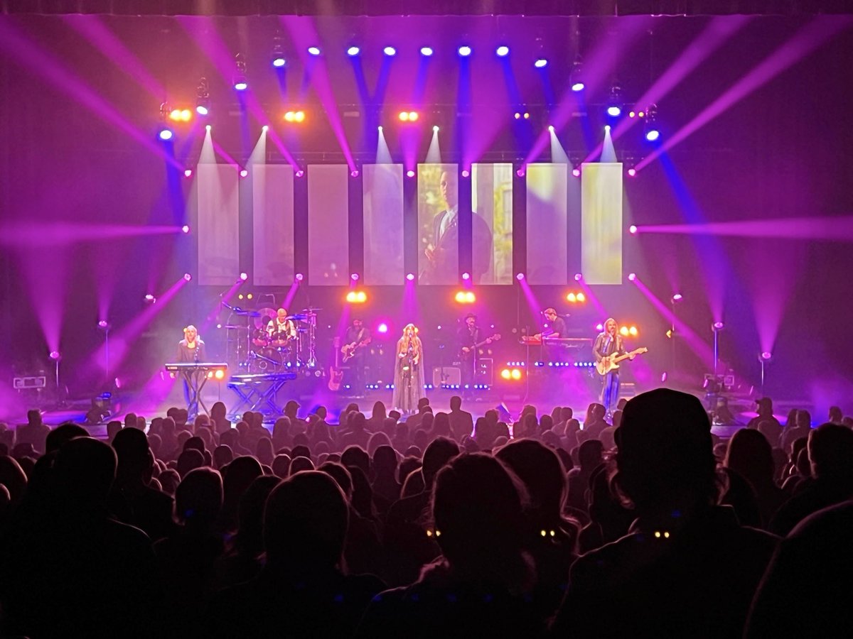 rumoursfm's tweet photo. EDMONTON ❤️❤️.. Thanks for such a great first night together. Can't believe the turnout for us and all your kind comments at the end of night signings. See you next year.. good night and god bless. ❤️🙏 #rumoursoffleetwoodmac #fleetwoodmac #edmonton https://t.co/pga1nekqHG