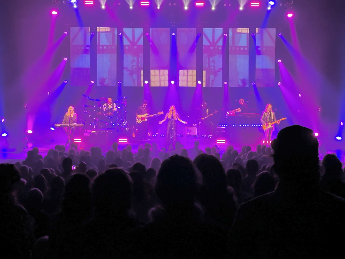 rumoursfm's tweet photo. EDMONTON ❤️❤️.. Thanks for such a great first night together. Can't believe the turnout for us and all your kind comments at the end of night signings. See you next year.. good night and god bless. ❤️🙏 #rumoursoffleetwoodmac #fleetwoodmac #edmonton https://t.co/pga1nekqHG