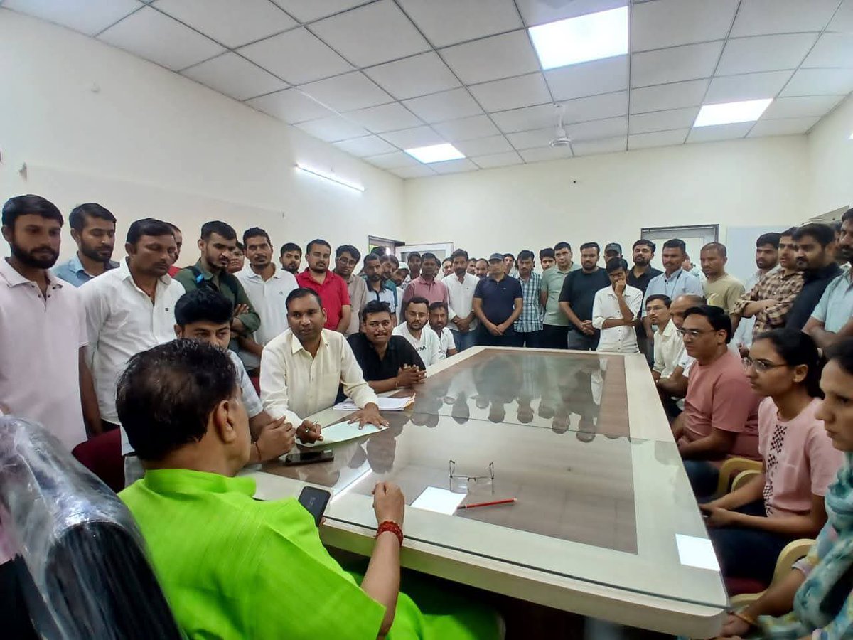 ✅VDO भर्ती 2021 प्रतीक्षा सूची को लेकर आज पुनः माननीय कानून मंत्री <a href="/JogarampatelMLA/">Jogaram Patel</a> जी से संबंधित अभ्यर्थियों मांग रखी है।
हमे पूर्ण भरोसा है जल्द युवा हित मे निर्णय होगा।
✅राजस्थान पुलिस कांस्टेबल भर्ती परिणाम को लेकर भी माननीय मंत्री <a href="/jawaharbedam/">JAWAHAR SINGH BEDHAM</a> जी के समक्ष माँग रखी है।।