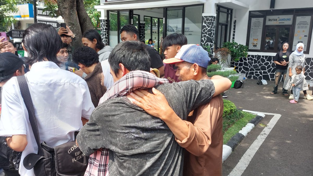 BdgBergerakID's tweet image. Tiga dari lima tahanan aksi MayDay 2025 lalu di Kota Bandung bebas dari tahanan Rutan Kelas I Kebonwaru, Kamis, 16 Oktober 2025. Di luar, kawan-kawan solidaritas sudah berkumpul dan menyambut mereka.

#MayDay