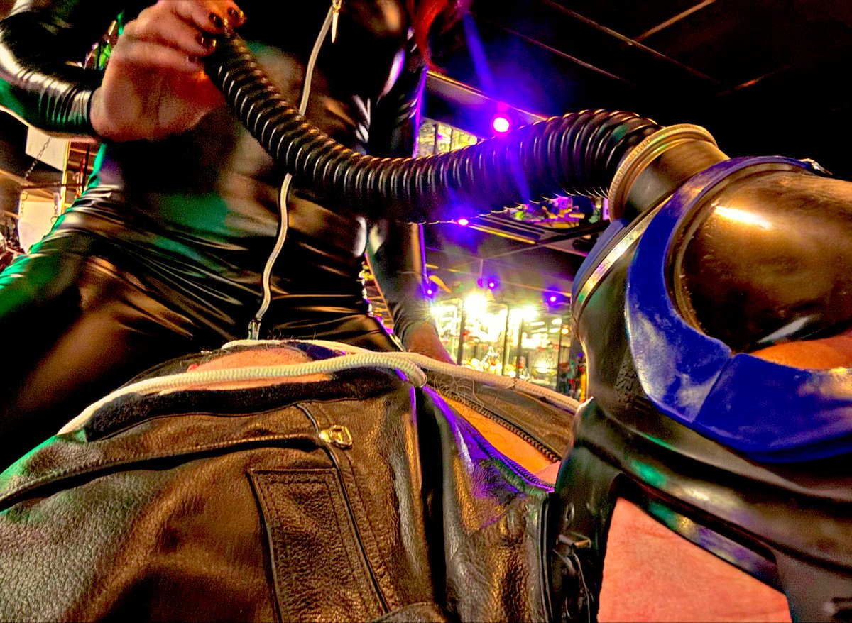 You don’t need to breathe
You can already look at me
That’s pleasure enough for you.