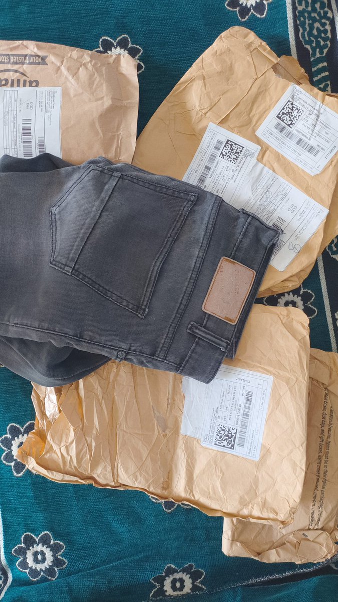 ketankumar1995's tweet photo. @Shopify scam alert!!!
This is what I get when I purchased from Shopify seller 
Ordered two trouser of 949Rs but got used jeans 
With almost 4 amazon envelope inside 
Seller is not responded to me
This is my order URL which is showing order is pending
My both payment proof &amp;order https://t.co/eW99AMtmcv