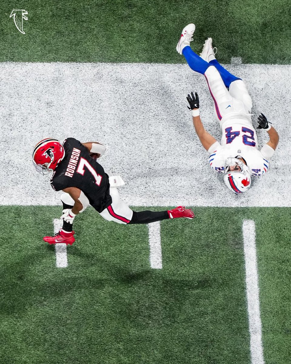 BrandonPerna's tweet image. Last RB to leave a body like this was…never mind