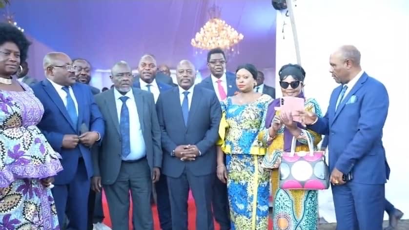 En pleine tension entre Kinshasa et ses voisins, les concertations de #Nairobi prennent une tournure inattendue :
Joseph Kabila désigné président de « Sauvons la RDC ».
Un message fort adressé à Kinshasa… et à la région.
#RDC #Kenya 🇰🇪