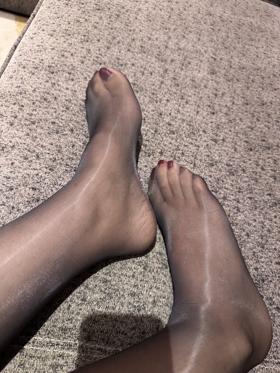 想脱鞋躺着午休一下感觉怪怪的，总感觉睡着了会有人偷偷凑过来闻
#黑丝 https://t.co/idjpE3CERT