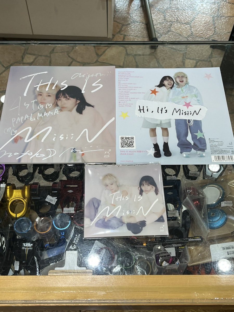 astbikes's tweet photo. #astbikes g-papa &amp;g-mama推しの#misiin 😍#nagoho がひょっこりご来店❤️アルバムを届けてくれました‼️#freeridegames のライブ、映画#オオムタアツシの青春 主題歌、ジャパンツアー中と大忙し👍10/25(土)#代官山unit ファイナルは私達も行きますよ🫡#misii https://t.co/Ujthm9R1ZG