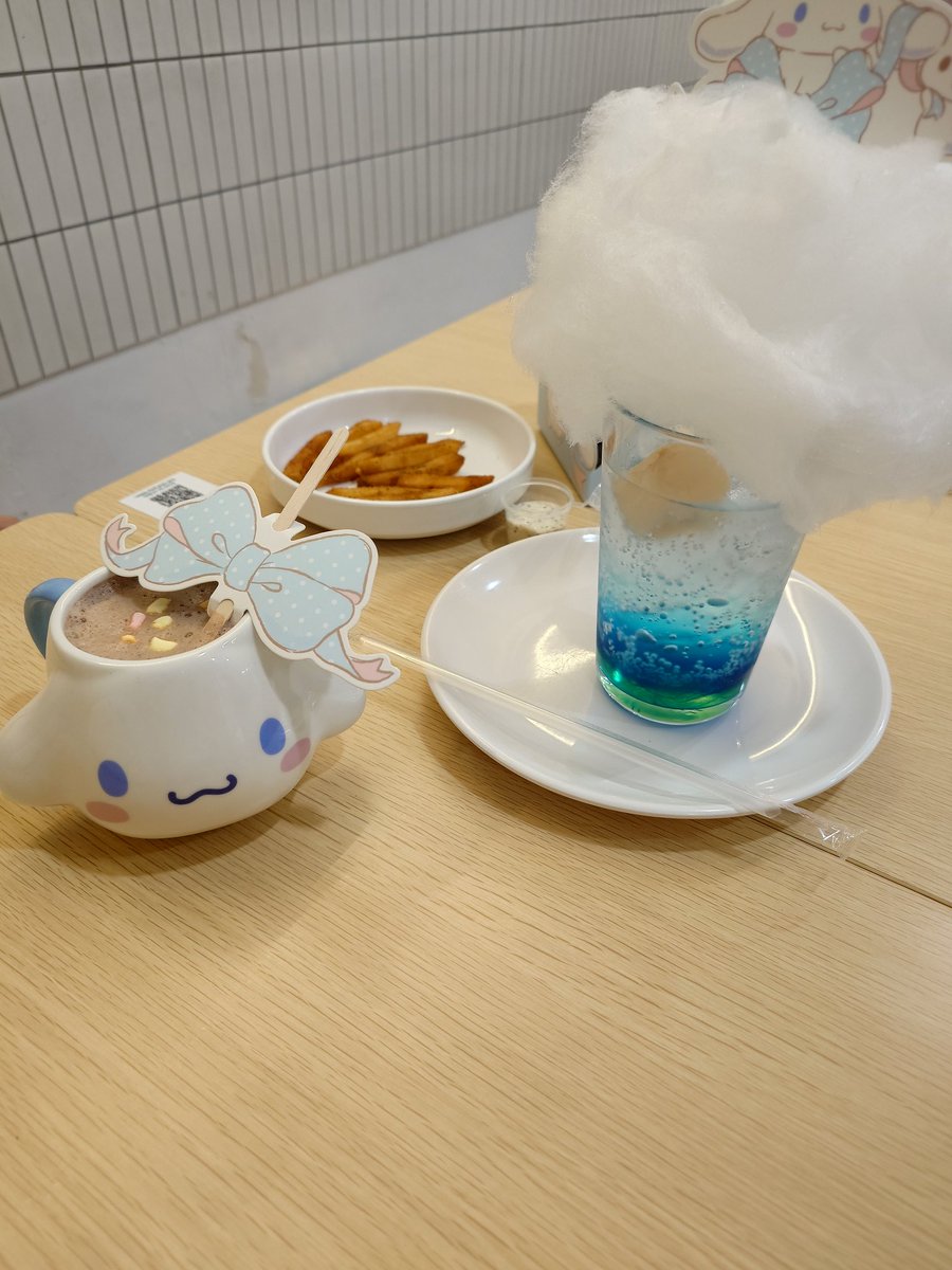 Eva_Edward_Yeo's tweet photo. Lunch with my sister at Cinnamoroll Pop-up cafe at Wongfufu. 😁 https://t.co/jOyrXwS6LR