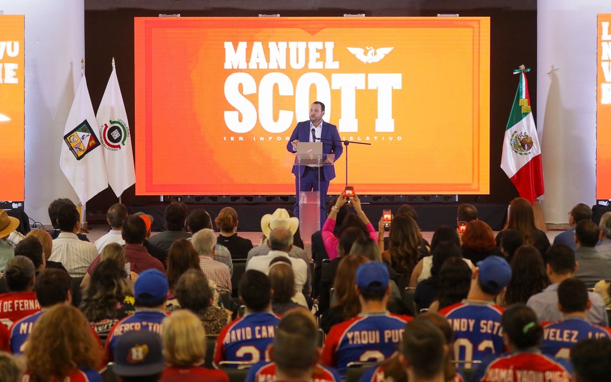 solangelochoa's tweet photo. 🟠📝 “QUE VUELVA EL GRANERO DE MÉXICO”: MANUEL SCOTT MUESTRA MÚSCULO POLÍTICO EN CAJEME

Con un discurso cargado de orgullo cajemense y tono regionalista, el diputado @ManuelScott07 lanzó un mensaje directo desde Ciudad Obregón durante su primer informe de actividades: posicionarse como la principal oposición política en el sur de Sonora.

Ante más de 500 asistentes, Scott llamó a “reconstruir lo que fuimos” y a recuperar el espíritu productivo de Cajeme:

“Que vuelva el granero de México, que regrese el espíritu productivo que nos distinguió. Cajeme ya no aguanta más con los drenajes, con los mismos gobiernos nefastos… vámonos recio”, expresó entre aplausos.

El evento también mostró fuerza política, al reunir a figuras de distintos colores partidistas, entre ellas Jorge Álvarez Máynez, ex candidato presidencial de Movimiento Ciudadano; Natalia Rivera, dirigente estatal del partido; y diversos líderes locales del sector agrícola y empresarial.

Con una narrativa que combina identidad regional y renovación política, Scott busca recuperar el liderazgo político y productivo de Cajeme, marcando el pulso de lo que podría ser el nuevo mapa opositor rumbo al 2027.