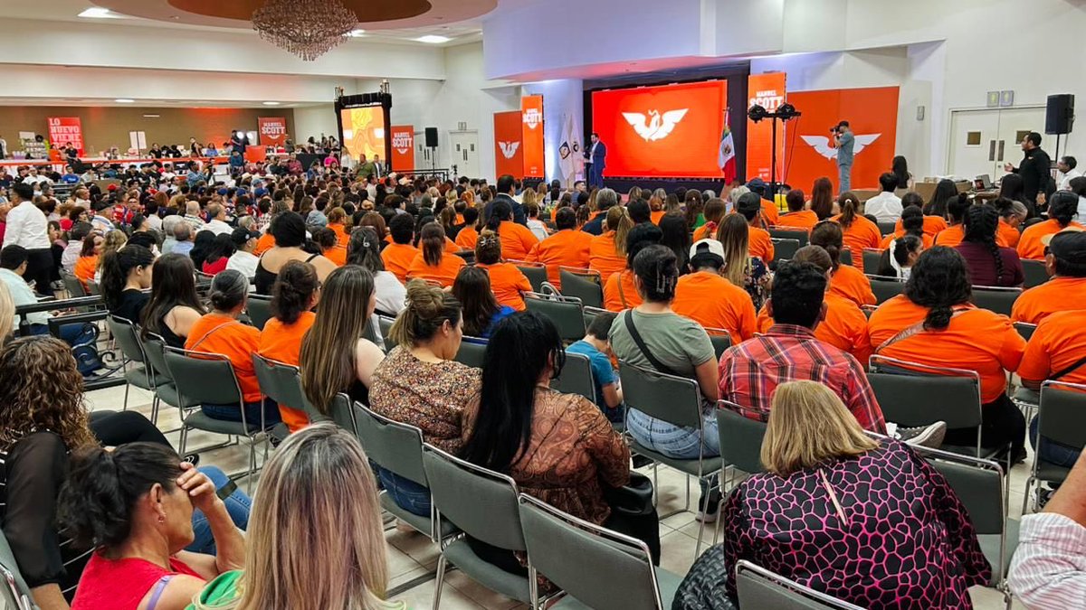 solangelochoa's tweet photo. 🟠📝 “QUE VUELVA EL GRANERO DE MÉXICO”: MANUEL SCOTT MUESTRA MÚSCULO POLÍTICO EN CAJEME

Con un discurso cargado de orgullo cajemense y tono regionalista, el diputado @ManuelScott07 lanzó un mensaje directo desde Ciudad Obregón durante su primer informe de actividades: posicionarse como la principal oposición política en el sur de Sonora.

Ante más de 500 asistentes, Scott llamó a “reconstruir lo que fuimos” y a recuperar el espíritu productivo de Cajeme:

“Que vuelva el granero de México, que regrese el espíritu productivo que nos distinguió. Cajeme ya no aguanta más con los drenajes, con los mismos gobiernos nefastos… vámonos recio”, expresó entre aplausos.

El evento también mostró fuerza política, al reunir a figuras de distintos colores partidistas, entre ellas Jorge Álvarez Máynez, ex candidato presidencial de Movimiento Ciudadano; Natalia Rivera, dirigente estatal del partido; y diversos líderes locales del sector agrícola y empresarial.

Con una narrativa que combina identidad regional y renovación política, Scott busca recuperar el liderazgo político y productivo de Cajeme, marcando el pulso de lo que podría ser el nuevo mapa opositor rumbo al 2027.