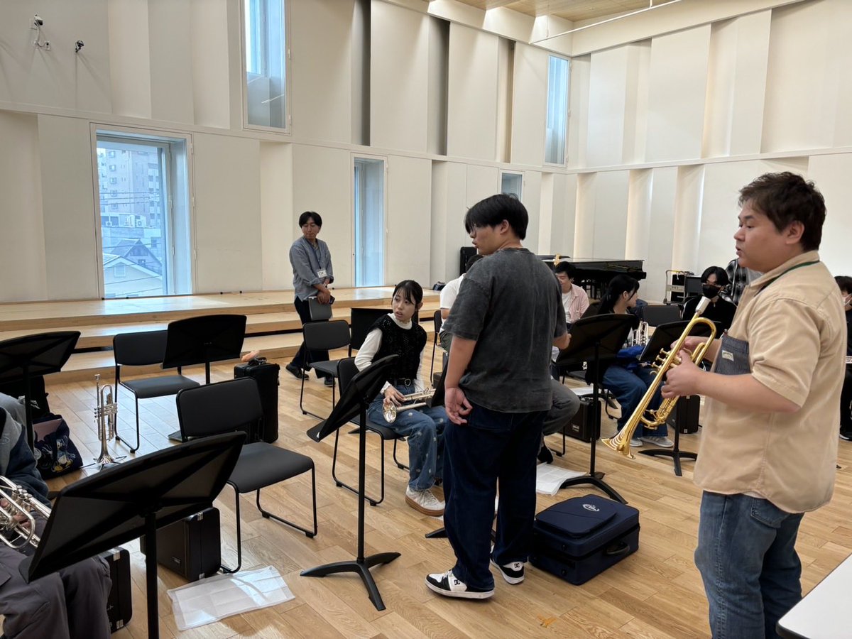 #東京音楽大学 #吹奏楽アカデミー 専攻 今回の楽器別指導法は、#荻原明 先生による     #トランペット の授業でした。
前回の復習に加え、いい音を鳴らすための正しいアンブシュアの形を教えて頂きました。そして、リップスラーの方法も教わり、実際に指導する上での重要なポイントを学びました。