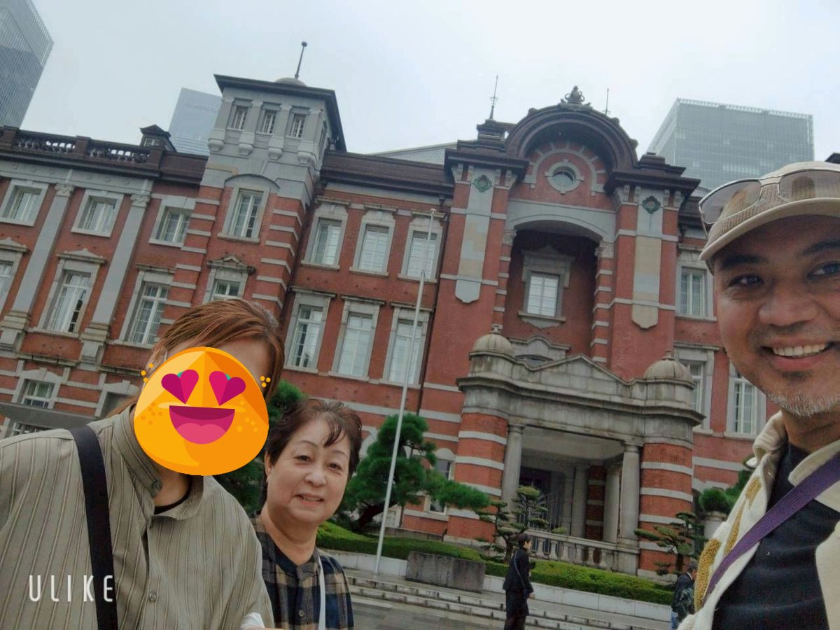BooBooBoo0711's tweet image. 早くも東京に帰ってきました。
東京駅を見れたと喜んでくれる妹
あんまり歩けないから東京丸の内をふわっとまわっただけだけど ここでお兄は打ち水のイベントやってるのかーと嬉しそうな母
たいしたところまで連れていけないけどありがたさを感じながらの家族旅
またがんばる❗️