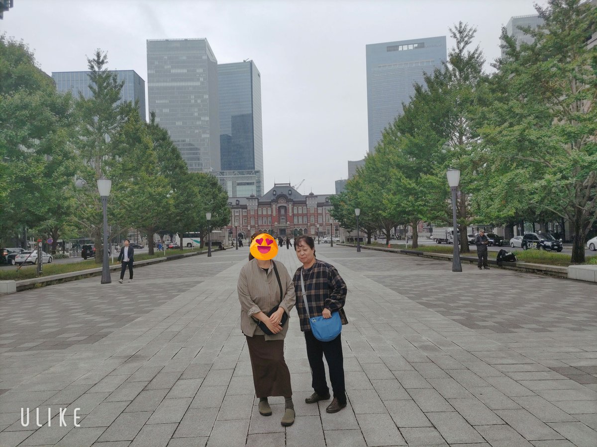 BooBooBoo0711's tweet image. 早くも東京に帰ってきました。
東京駅を見れたと喜んでくれる妹
あんまり歩けないから東京丸の内をふわっとまわっただけだけど ここでお兄は打ち水のイベントやってるのかーと嬉しそうな母
たいしたところまで連れていけないけどありがたさを感じながらの家族旅
またがんばる❗️