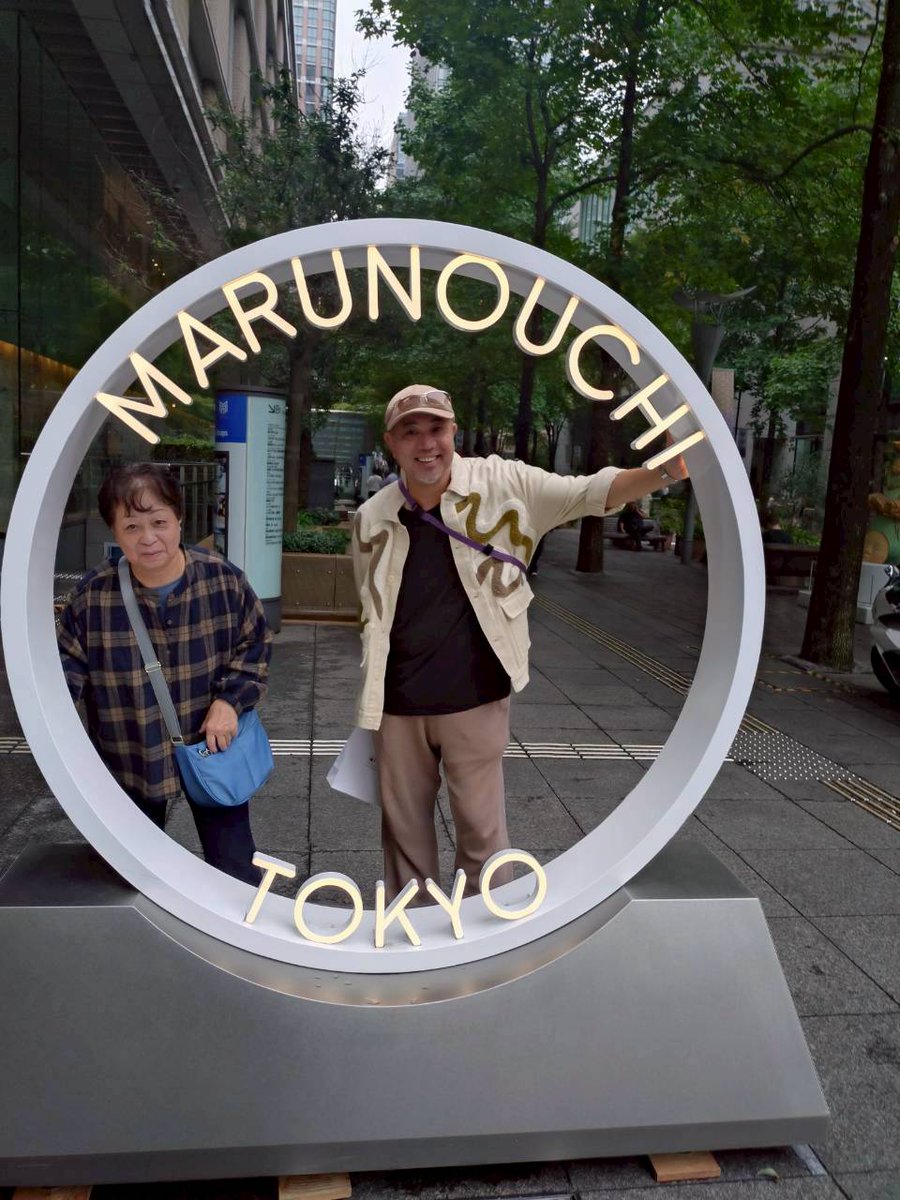 BooBooBoo0711's tweet image. 早くも東京に帰ってきました。
東京駅を見れたと喜んでくれる妹
あんまり歩けないから東京丸の内をふわっとまわっただけだけど ここでお兄は打ち水のイベントやってるのかーと嬉しそうな母
たいしたところまで連れていけないけどありがたさを感じながらの家族旅
またがんばる❗️