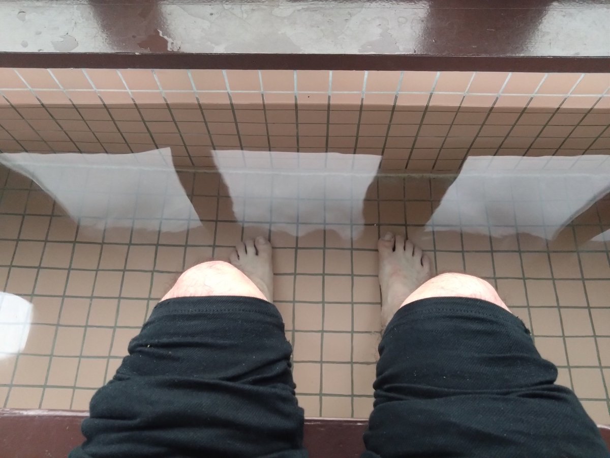 色々あきらめて足湯中