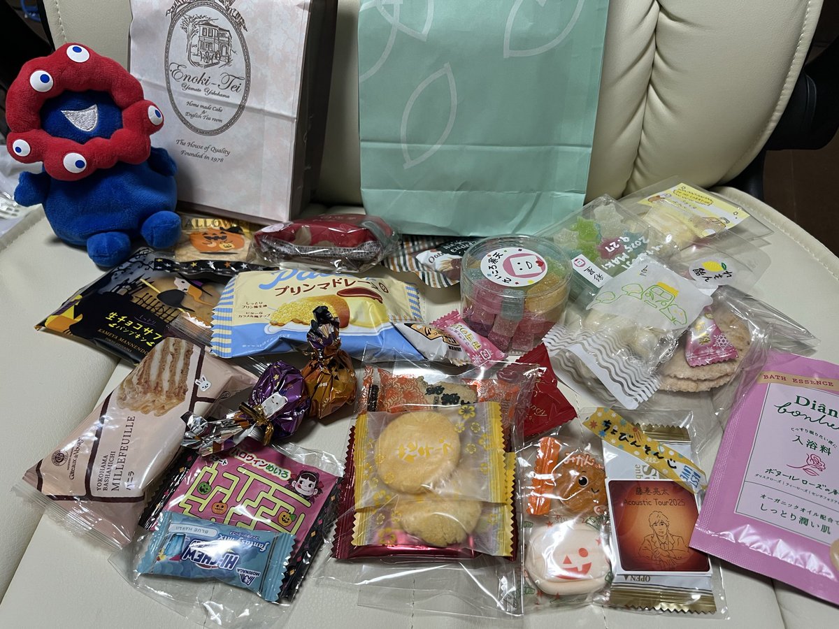 昨日の頂きもの。
なんかもう、皆さんありがとうございます🙇‍♀️ 会えるだけで嬉しいので、お気遣いなく～(自分は持っていくけどw)
でも、嬉しいです(素直)
お会いするだけで嬉しいのも本当。