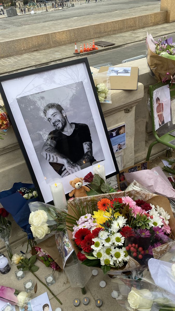 sending love to everyone on this hard day, to family, friends and fans. Where ever you are just know that it’s okay to be sad and to cry, it’s okay if  you don’t. Grief is such a complex process and everyone goes at their own pace 🫂 be kind with each other🩷