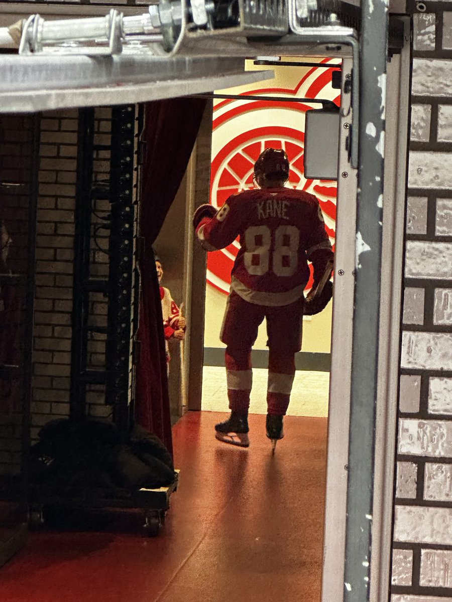 Hey, <a href="/DetroitRedWings/">Detroit Red Wings</a> I snapped this awesome photo of <a href="/88PKane/">Patrick Kane</a> dapping up Trick after warmups tonight. He is in awe of his dad and I hope that you can get this photo to Kaner! #LGRW