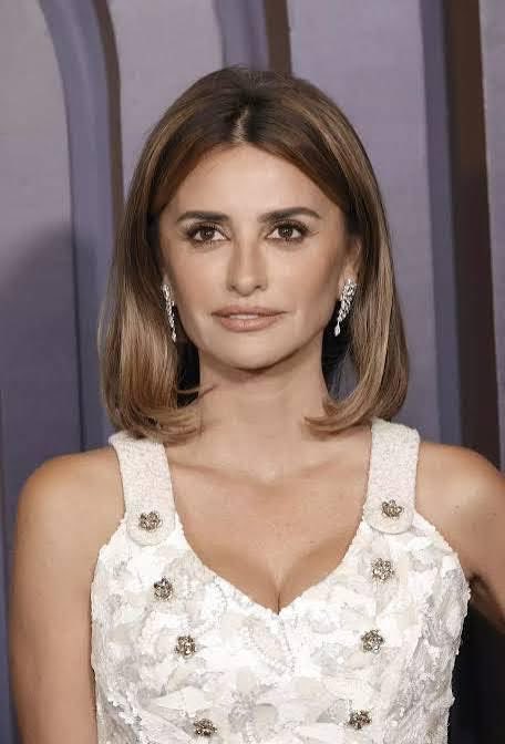 ignaciopozo's tweet image. La diferencia entre una mujer libre u empoderada israelí y una mujer con las rodillas rotas , hipócrita que va a parir a sus hijos en NY en un hospital privado judío.

La actriz y modelo israelí Bar Refaeli responde a Penélope Cruz por un Twitter de la española y le aclara, la…