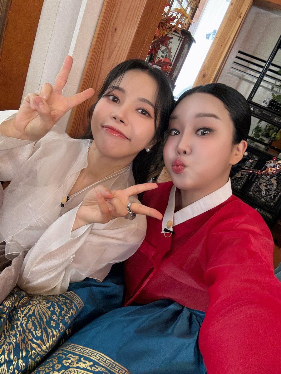 solarteam221's tweet image. [📷] INSTAGRAM POST 

SolRal❤️
Let&apos;s sing a duet song✊🏼✊🏼✊🏼

#SOLAR #솔라