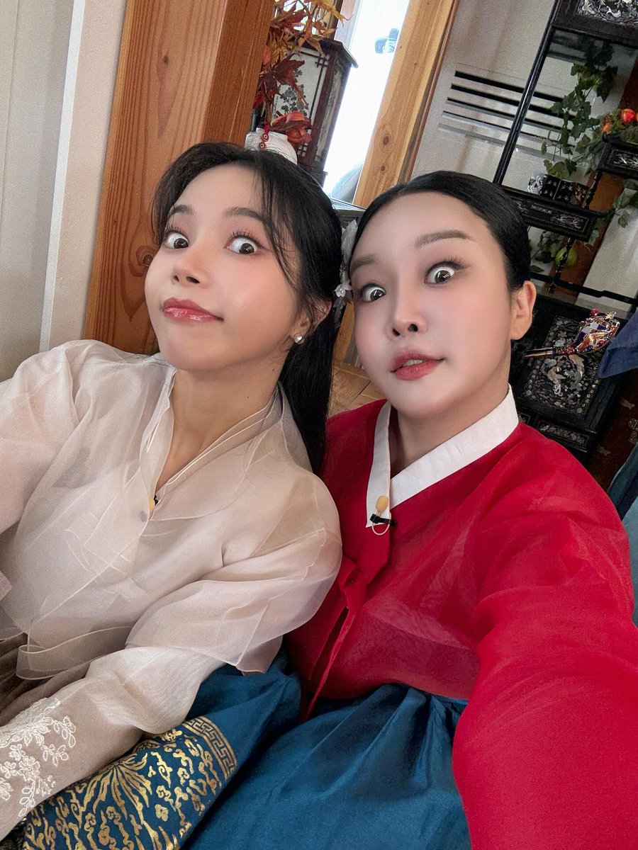 solarteam221's tweet image. [📷] INSTAGRAM POST 

SolRal❤️
Let&apos;s sing a duet song✊🏼✊🏼✊🏼

#SOLAR #솔라