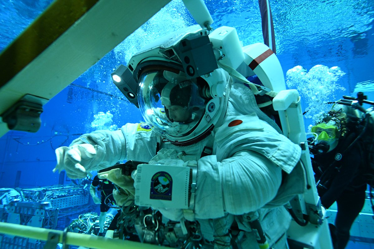 （前回のつづき）
ヘルメットの下にはヘッドセットをつけていて、管制室と声でコミュニケーションを取りながら作業を進めます👂
また、浮力のバランスを保つためにはダイバーさんのサポートが欠かせません🥽
