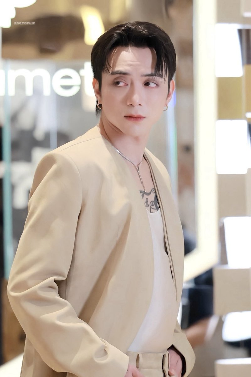 soopreme92's tweet photo. 161025 쇼메 행사 CHAUMET POP-UP STORE EVENT

맛있는 거 많이 먹고 푹 쉬고 건강하게 지내요~
Ăn thật nhiều món ngon &amp; nghỉ ngơi khỏe mạnh nha anh 🤍

SOOBIN AT BEE DE CHAUMET POP UP

#SOOBINxChaumet
#BeeDeChaumet
#SOOBIN
#SOOBINHOANGSON https://t.co/twOgx1RbD9