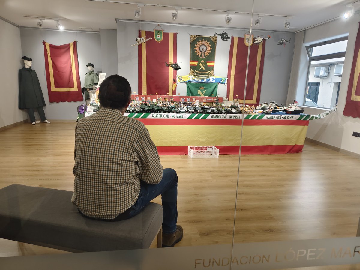 En silencio, en soledad, sin apenas moverse del asiento, pensativo pero teniendo presentes a los héroes razón de esta exposición, así la ha visto él y no he pensado siquiera en interrumpir sus pensamientos. También es bonito ver la exposición Guardia Civil en Playmobil así...💚💚